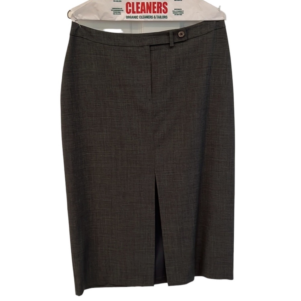 Country Road pencil skirt in grey wool. Classic and simple. Front slit sexiness